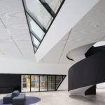 black-white-room-with-black-white-table-chairs